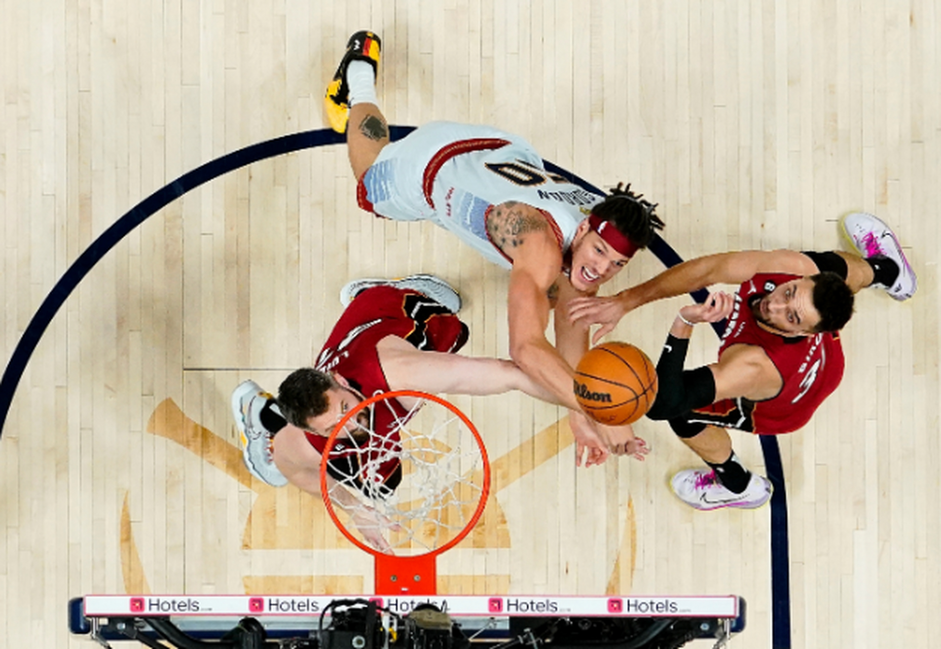 NBA总决赛现疑似裁判失误
