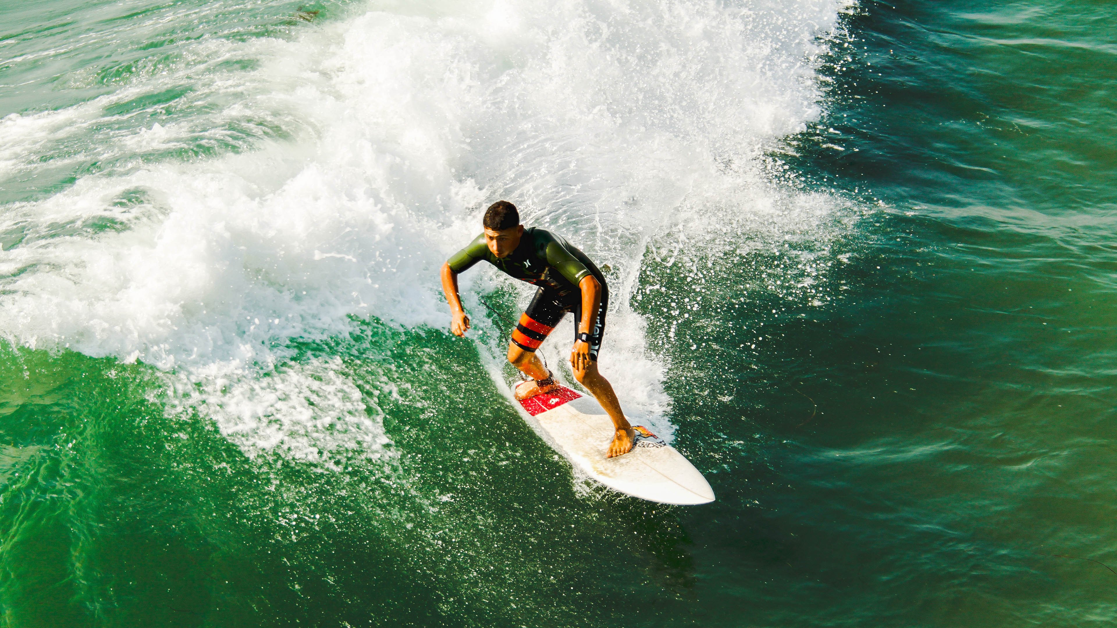 排球赛场焦点！澳大利亚队对阵巴西队，超级对决，球迷热情点燃赛场